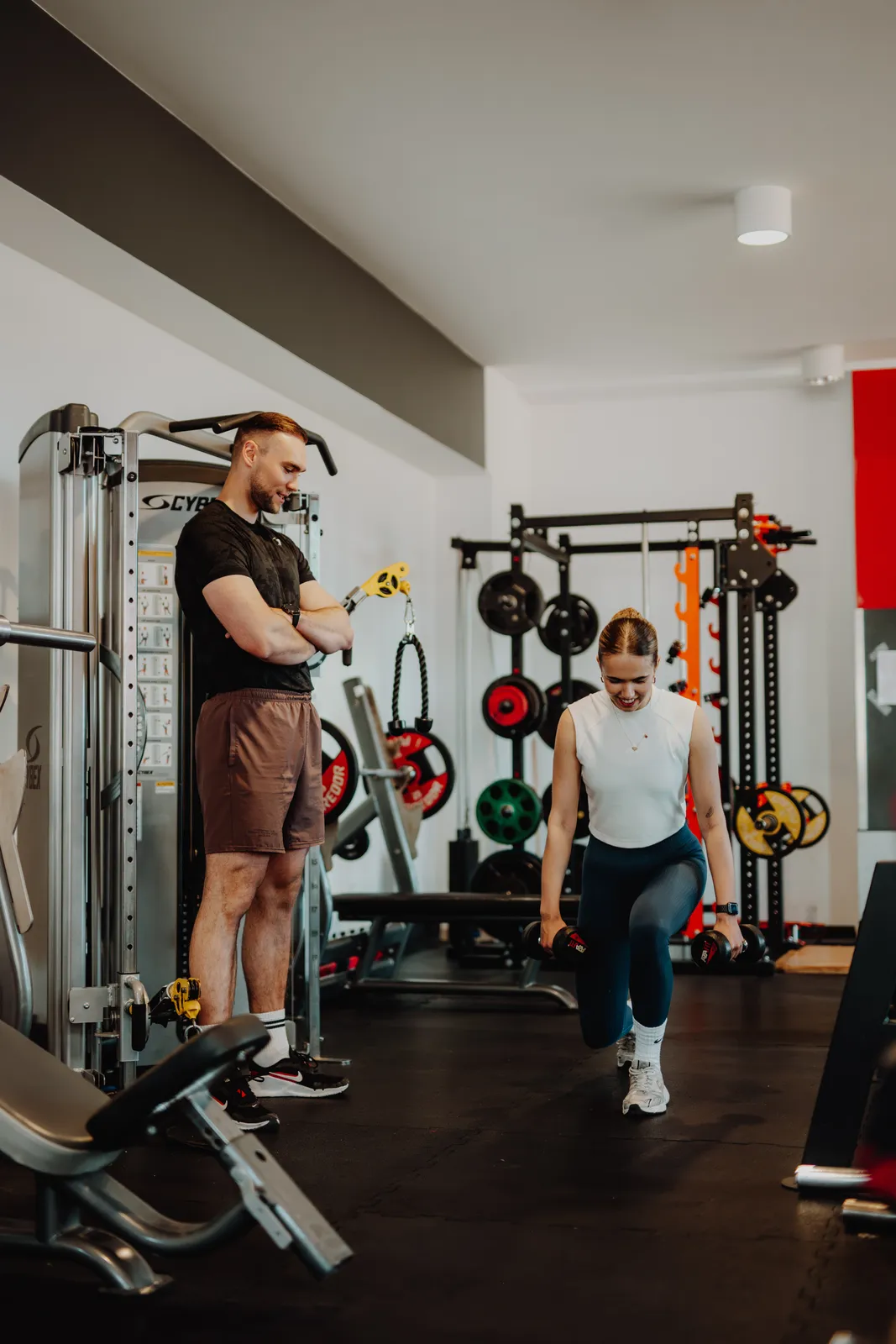 Trening personalny — asysta przy wykrokach